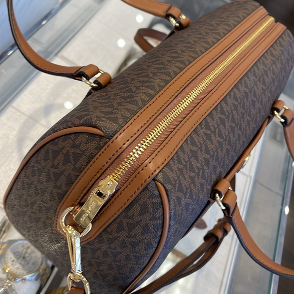 MICHAEL KORS JST TRAVEL MD DUFFLE SATCHEL SHOULDER CROSSBODY BAG MK BROWN
NWT - Picture 5 of 16